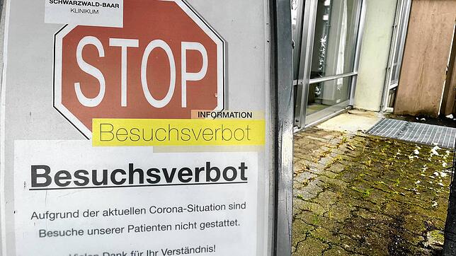 Im Schwarzwald-Baar-Klinikum gilt seit Montag ein Besuchsverbot. Die Lage im Kreis ist angespannt. Binnen zweier Tage sind 14 Menschen ...
