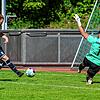 Nummer vier: Michael Selb erzielte das 4:0 für den FC Schlüchttal praktisch mit dem Halbzeitpfiff. Der Bad Säckinger Torwart Moritz ...