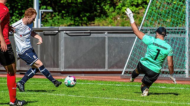 Nummer vier: Michael Selb erzielte das 4:0 für den FC Schlüchttal praktisch mit dem Halbzeitpfiff. Der Bad Säckinger Torwart Moritz ...
