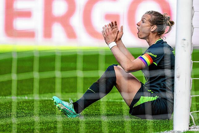 Wolfsburgs Alexandra Popp schlägt die Hände vor das Gesicht.