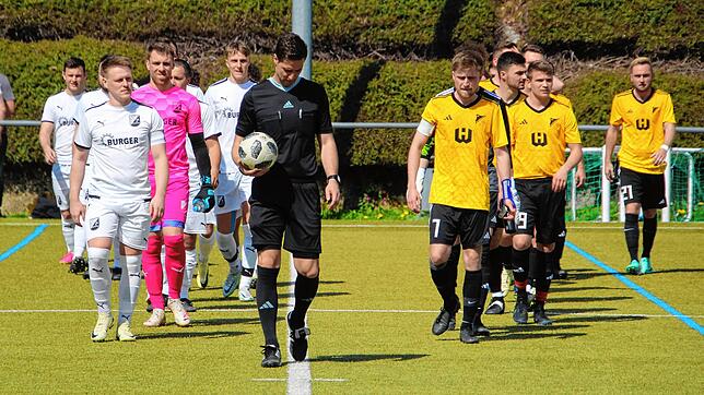 Die Spieler aus Schonach (links) und Schönwald standen sich erst vor knapp zwei Wochen im Kreisliga A-Derby gegenüber. Ein Bild mit ...
