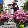 Barbara Bücken, Geschäftsführerin Markdorf Marketing, an der Kirchmauer. Auch neue Blumenkästen wurden über das ZIZ-Programm finanziert. ...