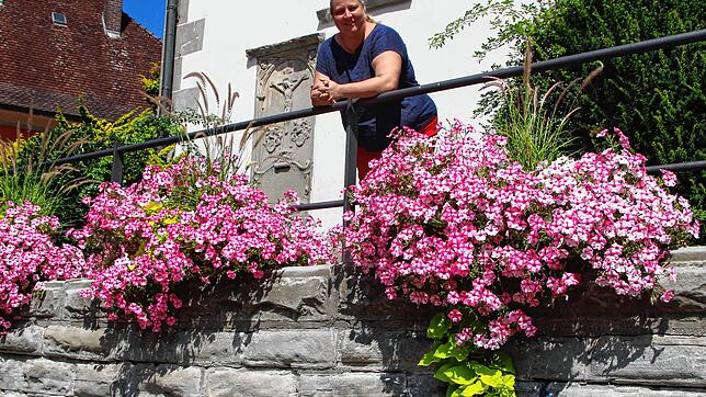 Barbara Bücken, Geschäftsführerin Markdorf Marketing, an der Kirchmauer. Auch neue Blumenkästen wurden über das ZIZ-Programm finanziert. ...