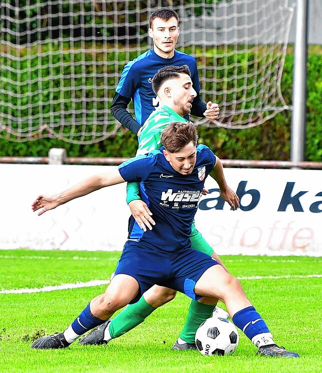 Dreh- und Angelpunkt: Elias Drews (vorn gegen Hertens Massimo De Franco) war ein großer Lichtblick im Spiel des VfB Waldshut.