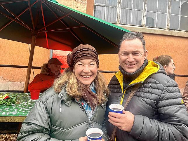 Barbara Grom und Winnie Wulff wollen sich die 20. Weihnachtswelt nicht entgehen lassen.