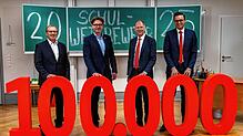 SÜDKURIER-Redakteur Andreas Ambrosius, Chefredakteur Stefan Lutz, Sparkassen-Vorstandsvorsitzender Arendt Gruben und sein Vize Florian ...