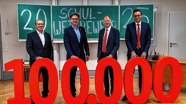 SÜDKURIER-Redakteur Andreas Ambrosius, Chefredakteur Stefan Lutz, Sparkassen-Vorstandsvorsitzender Arendt Gruben und sein Vize Florian ...