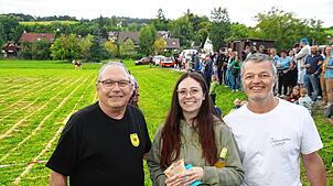 Nicht einmal eine Minute dauerte es, bis die Kuh Email in diesem Jahr ihren Fladen fallen ließ. Hubert Aicheler (links) konnte bereits ...