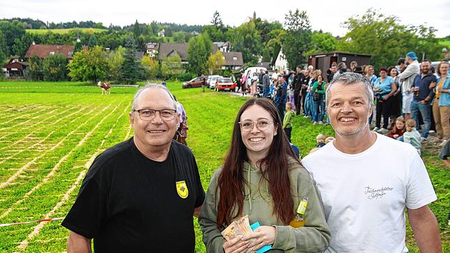 Nicht einmal eine Minute dauerte es, bis die Kuh Email in diesem Jahr ihren Fladen fallen ließ. Hubert Aicheler (links) konnte bereits ...