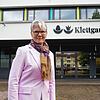 Regina Goeres vor dem Klettgau Gymnasium Tiengen, das sie seit August 2024 leitet, sie ist Nachfolgerin von Manfred Römersperger.