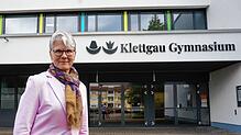 Regina Goeres vor dem Klettgau Gymnasium Tiengen, das sie seit August 2024 leitet, sie ist Nachfolgerin von Manfred Römersperger.