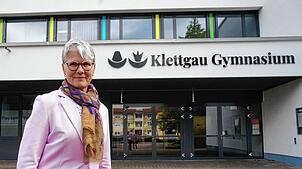 Regina Goeres vor dem Klettgau Gymnasium Tiengen, das sie seit August 2024 leitet, sie ist Nachfolgerin von Manfred Römersperger.