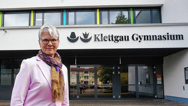 Regina Goeres vor dem Klettgau Gymnasium Tiengen, das sie seit August 2024 leitet, sie ist Nachfolgerin von Manfred Römersperger.