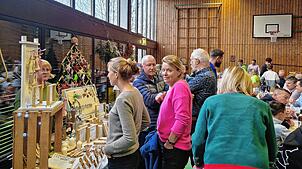 Die Besucher stöbern gerne ausgiebig an den zahlreichen Ständen beim Weihnachtsbasar des Seppelwaldvereins in Riedöschingen.