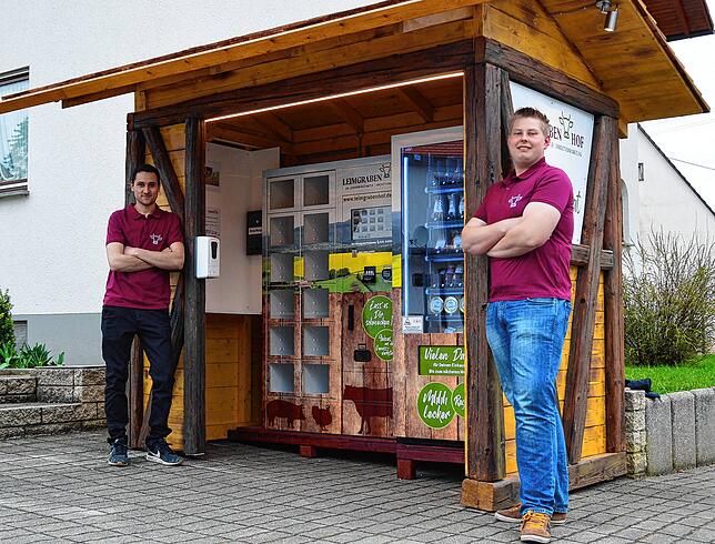 Der Hofautomat in Pfohren läuft gut, wie Jörg Fehrenbacher erzählt. Er und sein Kollege Ingo Fricker (rechts) vermarkten die Produkte ...
