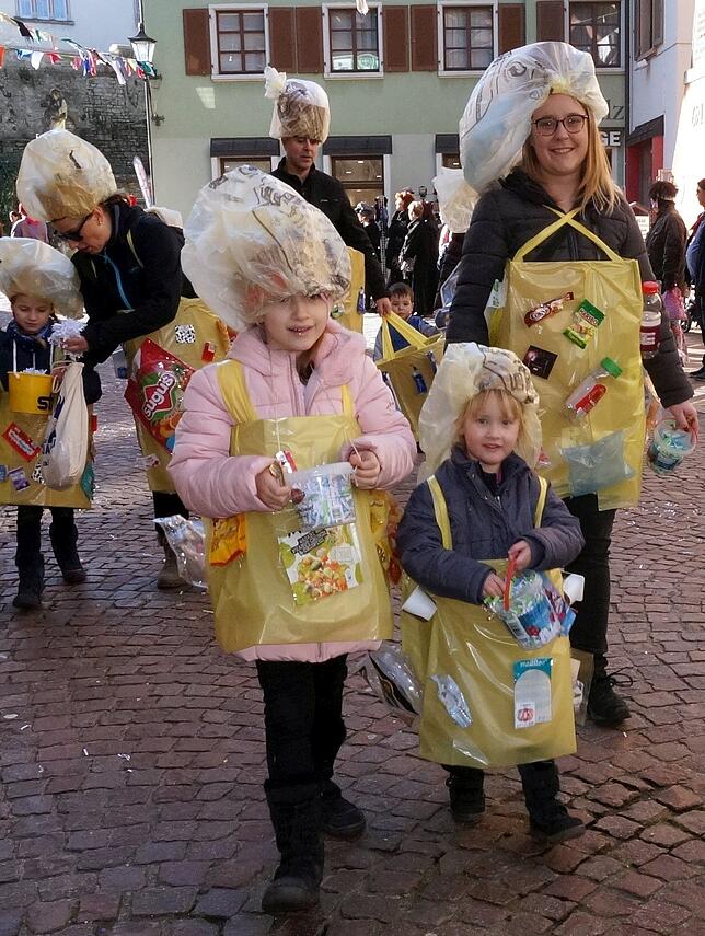 Mit Müll: Als „Gelbe Säcke“, gefüllt mit viel Plastik, ist der Kindergarten Rappelkiste beim Kinderumzug mit dabei. Bild: ...