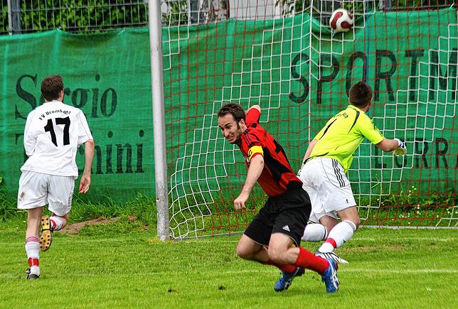 Tor im Spitzenspiel: Marius Schäuble (Mitte) bejubelt seinen Treffer beim 1:1 des FC Eintracht Stetten im Spitzenspiel beim späteren ...