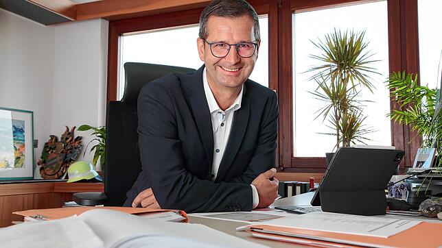 Er war als Bürgermeister von Mühlhausen-Ehingen in den ersten 100 Tagen schon stark gefordert: Patrick Stärk blickt im Rathaus von ...