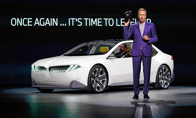 BMW-Vorstandschef Oliver Zipse hält das Steuerungssystem eines E-Fahrzeugs in der Hand – Name: „Neue Klasse“ – ...
