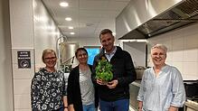 Die drei Schwestern Margit Rhode, Sonja Schäfer und Doris Beiser (von links) überreichen Bürgermeister Tobias Gantert ein ...