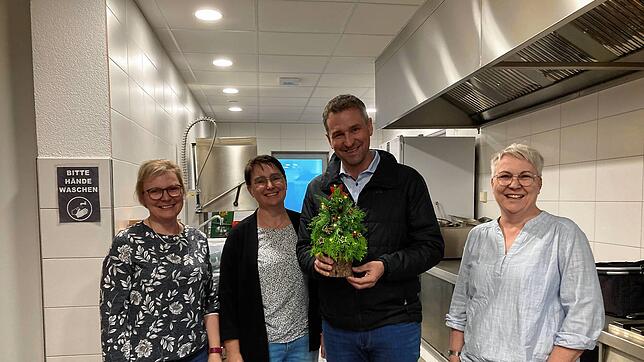Die drei Schwestern Margit Rhode, Sonja Schäfer und Doris Beiser (von links) überreichen Bürgermeister Tobias Gantert ein ...