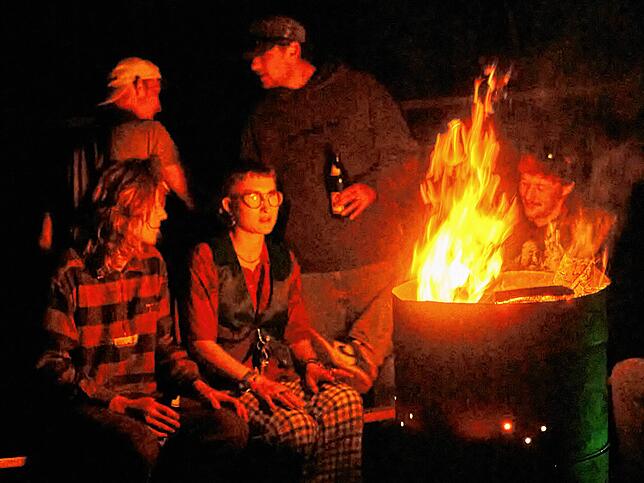 Atmosphäre ist den Veranstaltern wichtig. Beim Rave auf der Wiese können Besucher deshalb auch am Feuer sitzen.