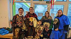 Fohrebobbele, Wälderschnäüf, Schof-Striezi und Weiher-Hexe haben in den Kindergärten und Grundschulen gezeigt, dass unter Häs und Maske ...