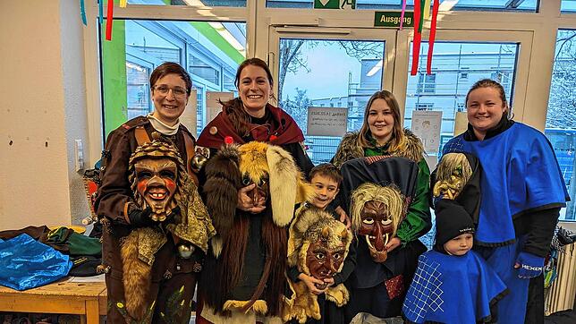 Fohrebobbele, Wälderschnäüf, Schof-Striezi und Weiher-Hexe haben in den Kindergärten und Grundschulen gezeigt, dass unter Häs und Maske ...