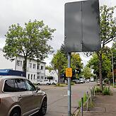 Bei der Waldorfschule in der Robert-Bosch-Straße befinden sich die letzten beiden aufklappbaren Verkehrsschilder in der Stadt Konstanz. ...