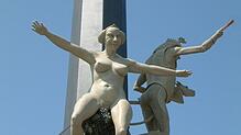Die Wendelgard und Joseph von Laßberg an der Magischen Säule.