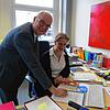 Zwischen Papier und PC: Im Umbruch befindet sich auch das Finanzamt VS hier mit seinem Vorsteher Karl-Heinz Huy und Stellvertreterin ...
