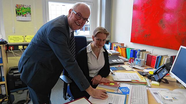 Zwischen Papier und PC: Im Umbruch befindet sich auch das Finanzamt VS hier mit seinem Vorsteher Karl-Heinz Huy und Stellvertreterin ...