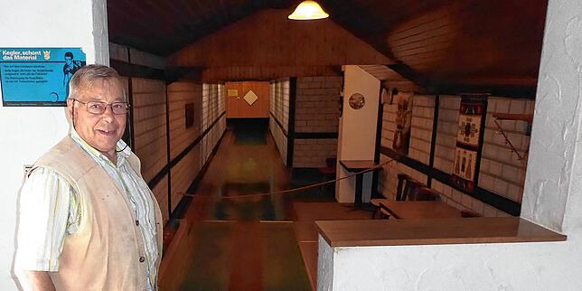 Manfred Renker in der Traube, das für den Alt-Wirt lange eine Heimat ist. Dort ist auch eine Kegelbahn.