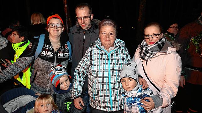 Bild 29: Konstanzer Fasnacht: Im Uniwald tanzen Narren und Mäschgerle am Feuer