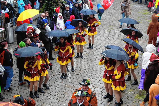Umzug am Fasnetsmändig in Meßkirch: Garde mit Regenschirmen.