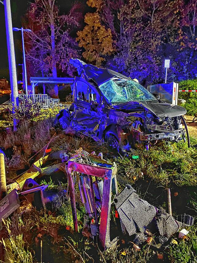 Nicht mehr wiederzuerkennen: Das Wrack des vollkommen zerstörten VW Caddys.
