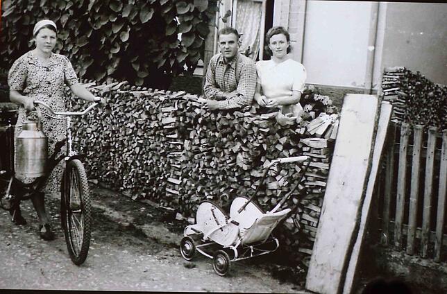 Ein schönes altes Foto: Maria Berger 1944 auf dem Weg zum Milchhüsle.