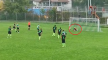 Vom Pfosten prallt der Ball an den Körper von Steißlingens Torhüter Daniel Damisch &ndash; und von dort ins Tor.