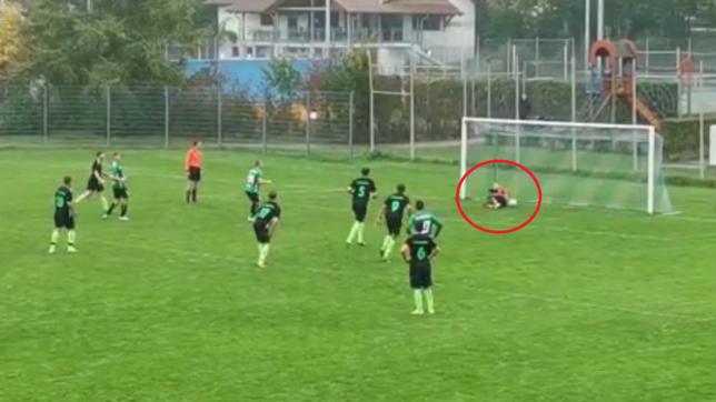 Vom Pfosten prallt der Ball an den Körper von Steißlingens Torhüter Daniel Damisch &ndash; und von dort ins Tor.