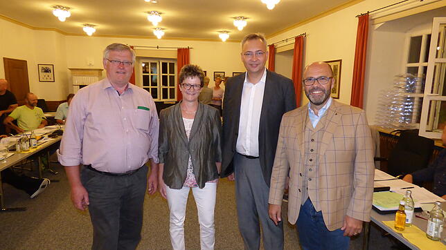 Hilzingens Bürgermeister Rupert Metzler mit seinen Stellvertretern Sigmar Schnutenhaus (FDP), Ulrike Maus (FW) und Peter Graf (CDU).