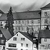 1987: Der erste Schritt der aufwendigen und langjährigen Renovierung des Meßkircher Schlosses bildete die Dachsanierung im Jahr 1986, um ...