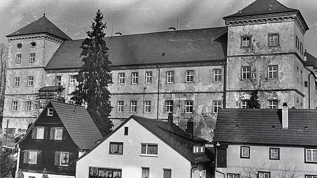 1987: Der erste Schritt der aufwendigen und langjährigen Renovierung des Meßkircher Schlosses bildete die Dachsanierung im Jahr 1986, um ...