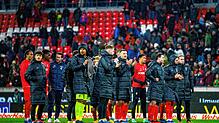 Die Spieler des SC Freiburg bedanken sich nach dem Spiel bei den Fans für die Unterstützung.