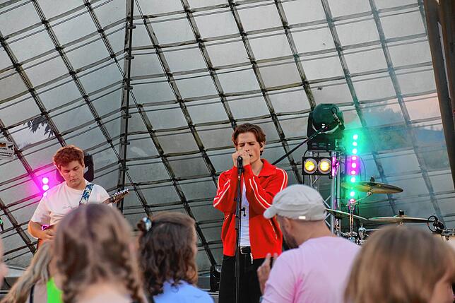 Sänger Moritz Bäckerling auf der Bühne beim Rock am Segel.