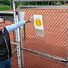 Bei der Vorbereitung der Wiedereröffnung der Tennisanlage in Mönchweiler nach der Corona-Zwangspause bringt der Vorsitzende des ...