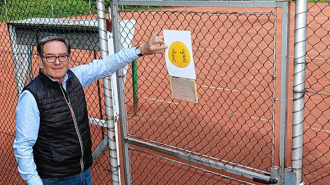 Bei der Vorbereitung der Wiedereröffnung der Tennisanlage in Mönchweiler nach der Corona-Zwangspause bringt der Vorsitzende des ...
