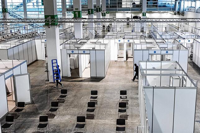 Im großen Impfzentrum auf dem Zürcher Messezentrum, das am 6. April eröffnet wurde, sollen bis zu 4000 Impfdosen täglich verimpft ...
