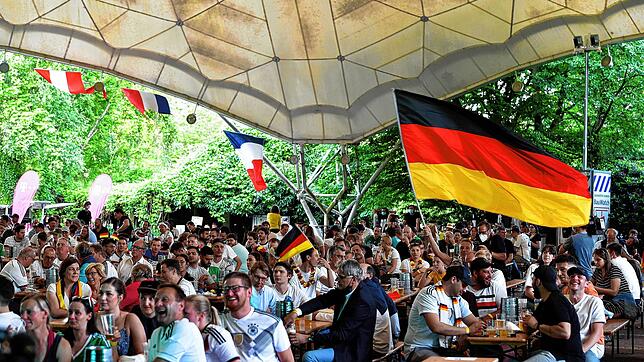 Inzwischen ist auch wieder Public Viewing angesagt bei der Fußball-EM 2021. Vier bekannte Bad Säckinger berichten, wo sie die Spiele der ...