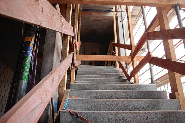 Die Treppe des neuen Anbaus am Roten Löwen.