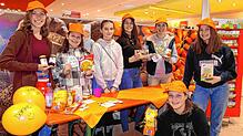 Hannah Hein (von links), Pia Heinemann, Sonja Walter, Lorena Weber, Judith Stengele sowie Marie und Ida Horn sammelen bei der ...